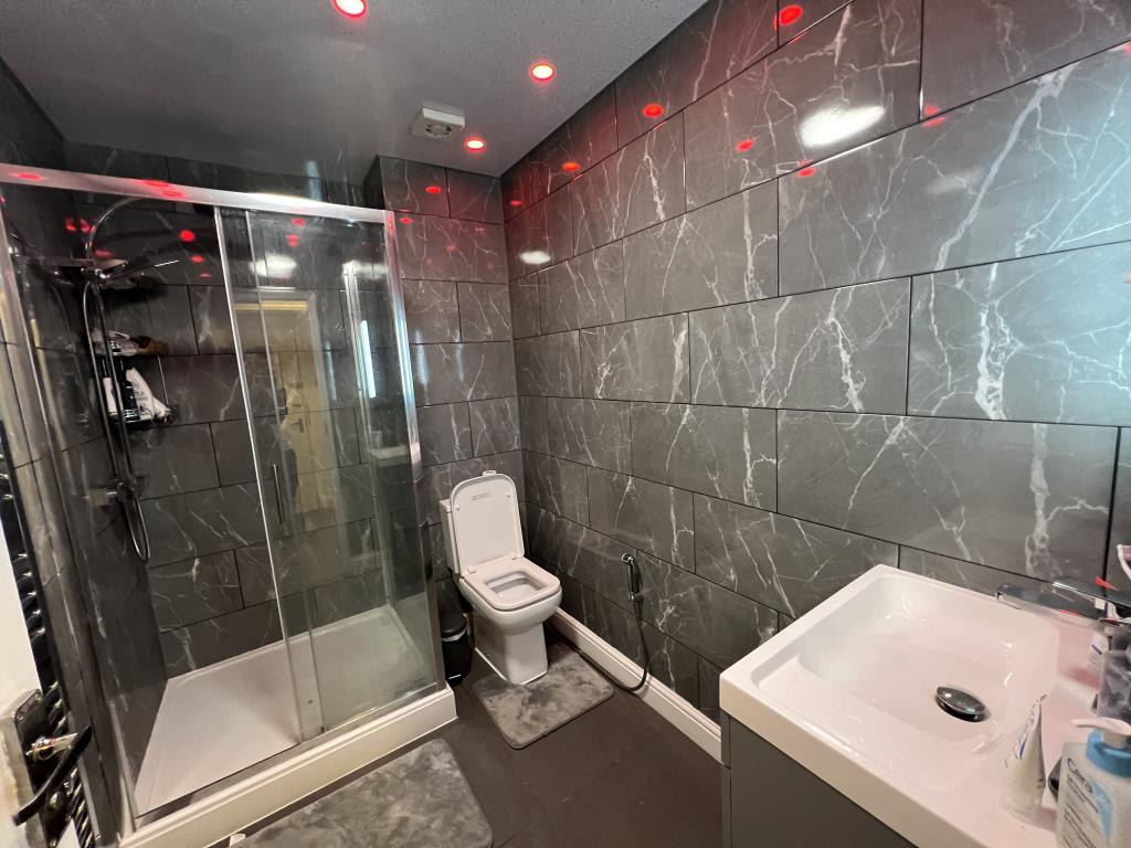 Lot: 133 - FREEHOLD RESIDENTIAL INVESTMENT COMPRISING FOUR APARTMENTS - Flat 1-Shower room